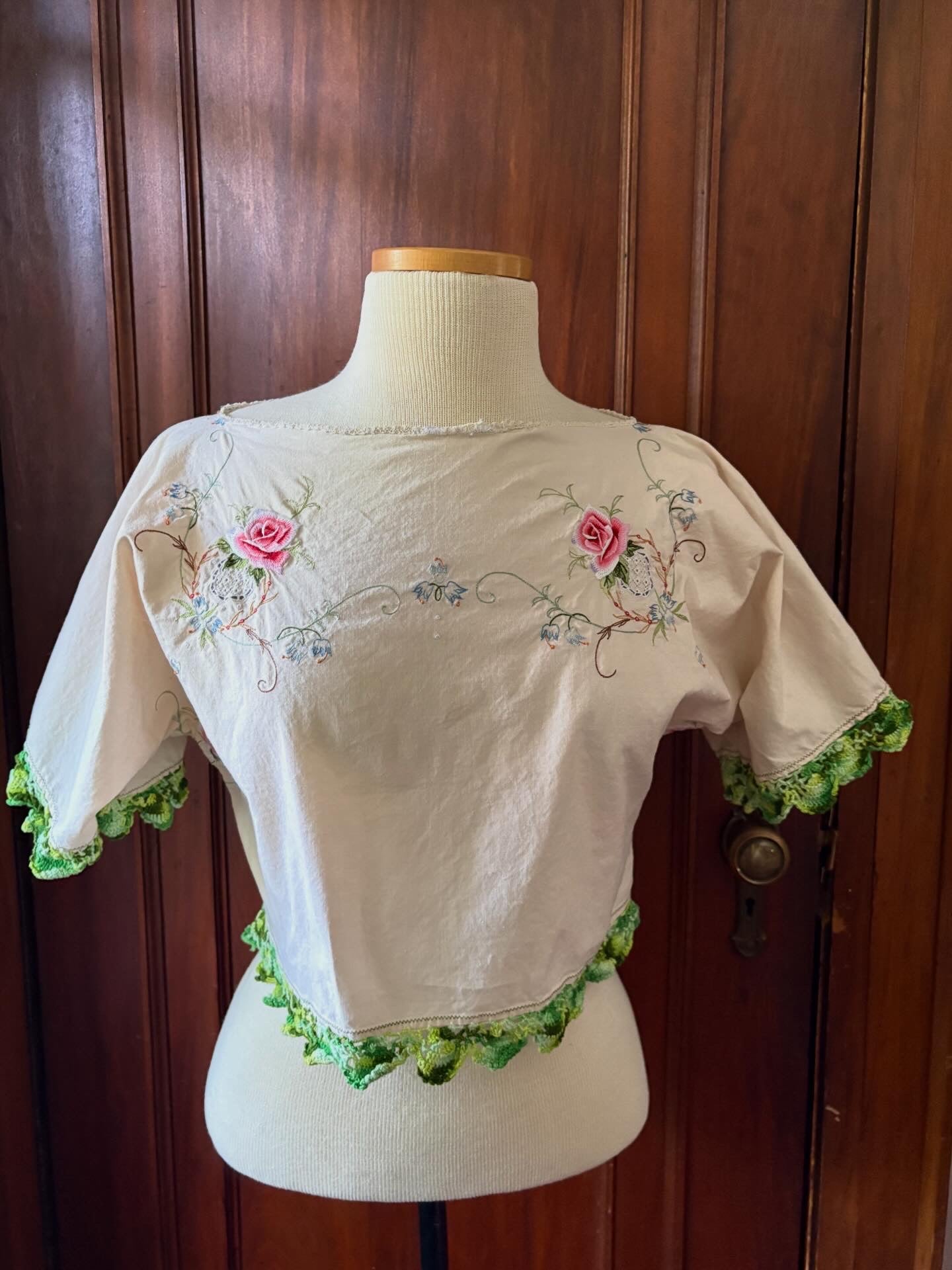 Flower embroidered crop shirt