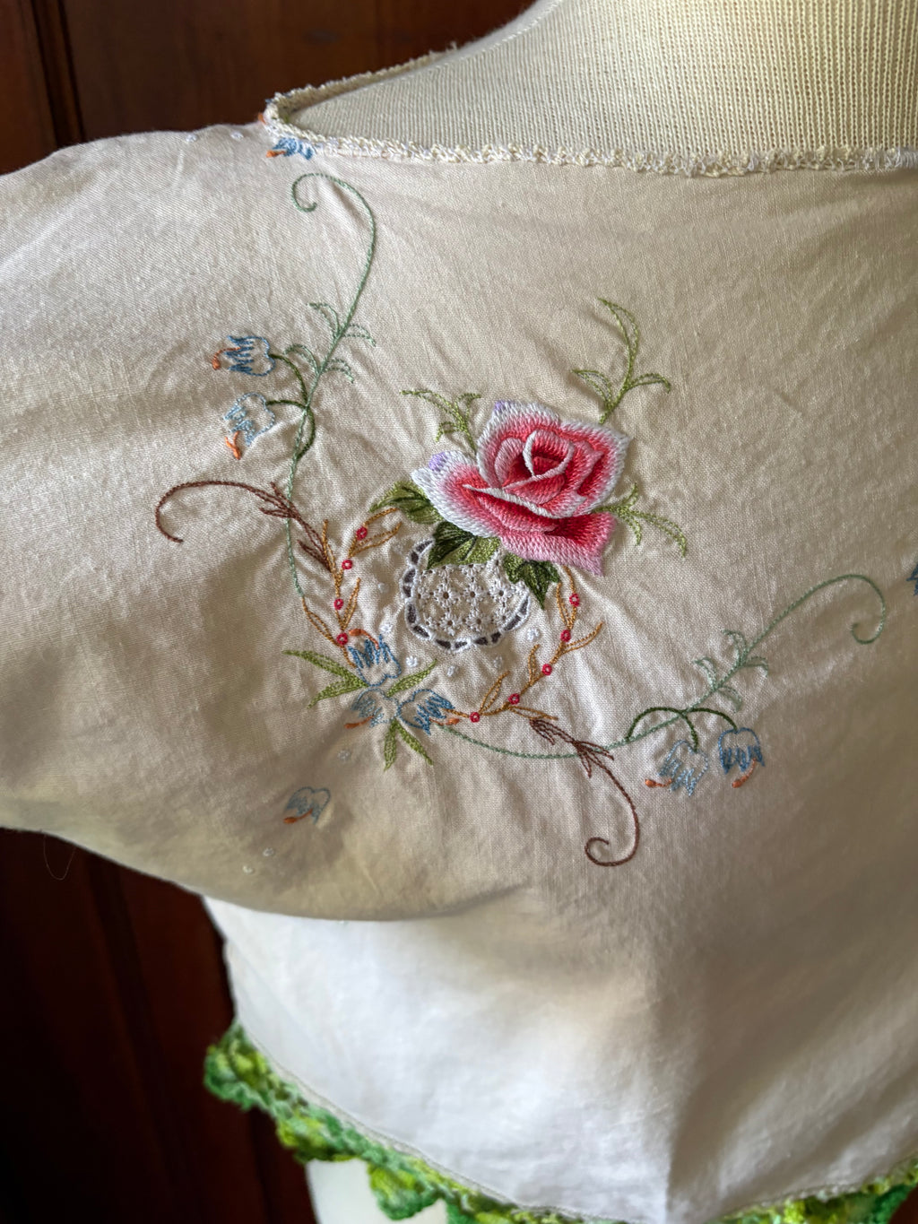 Flower embroidered crop shirt