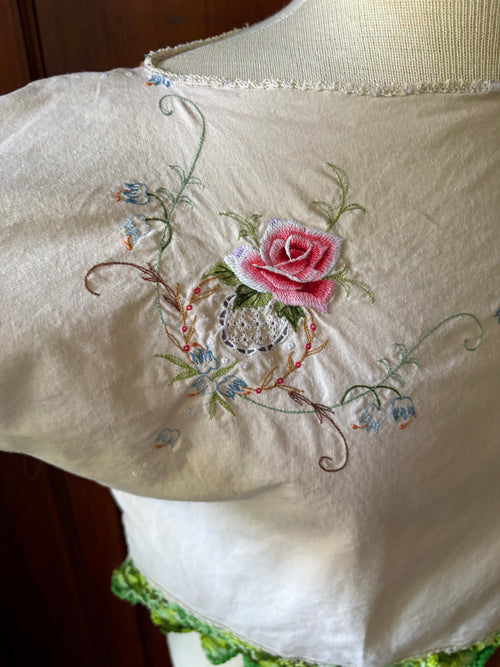 Flower embroidered crop shirt