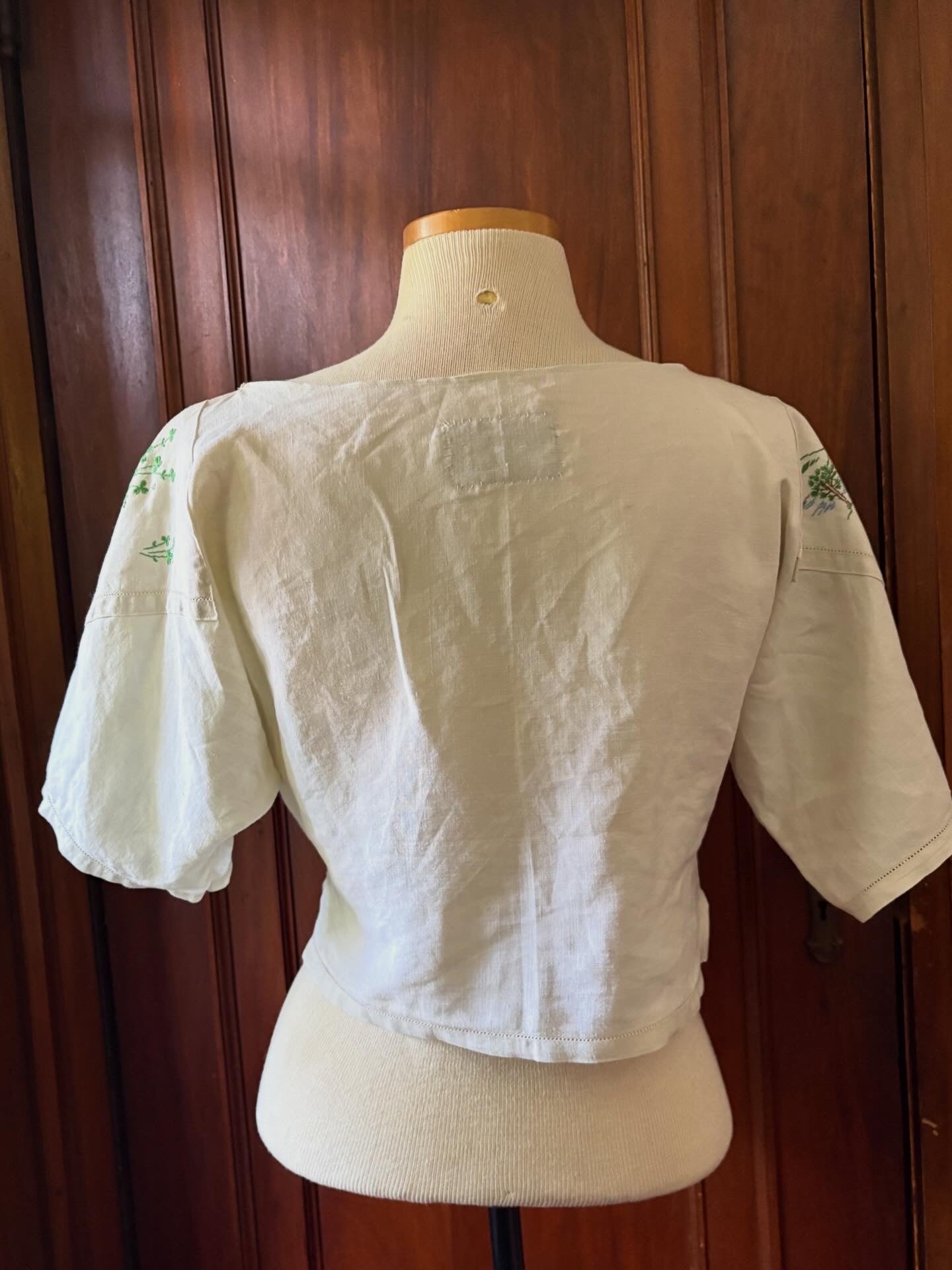 Linen clover embroidered crop shirt