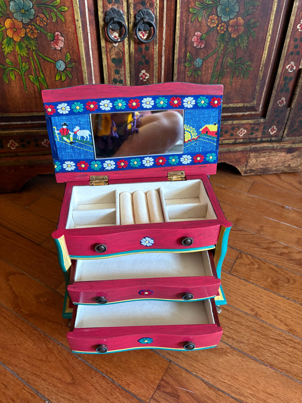 Friendly farm jewelry box