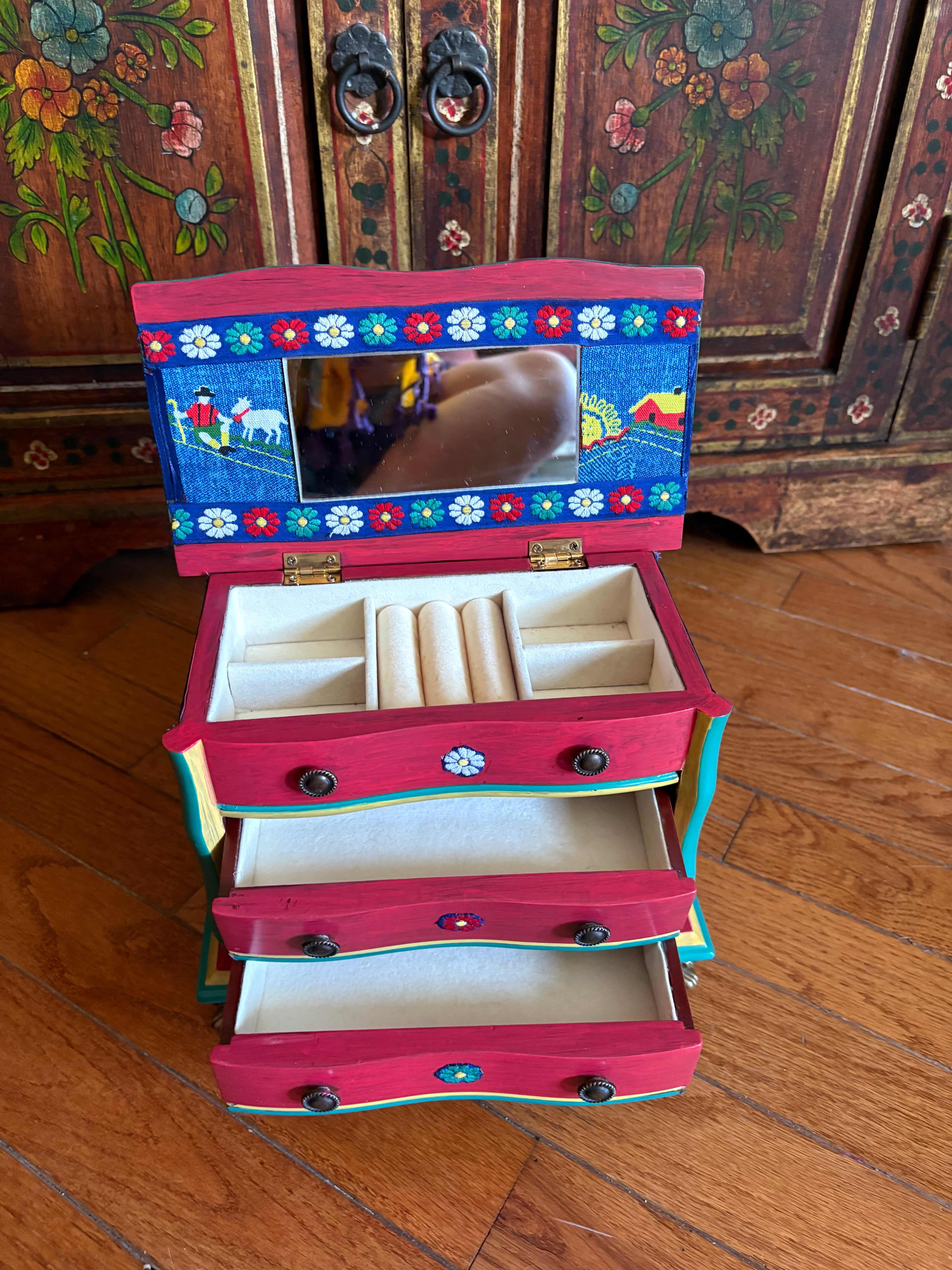 Friendly farm jewelry box