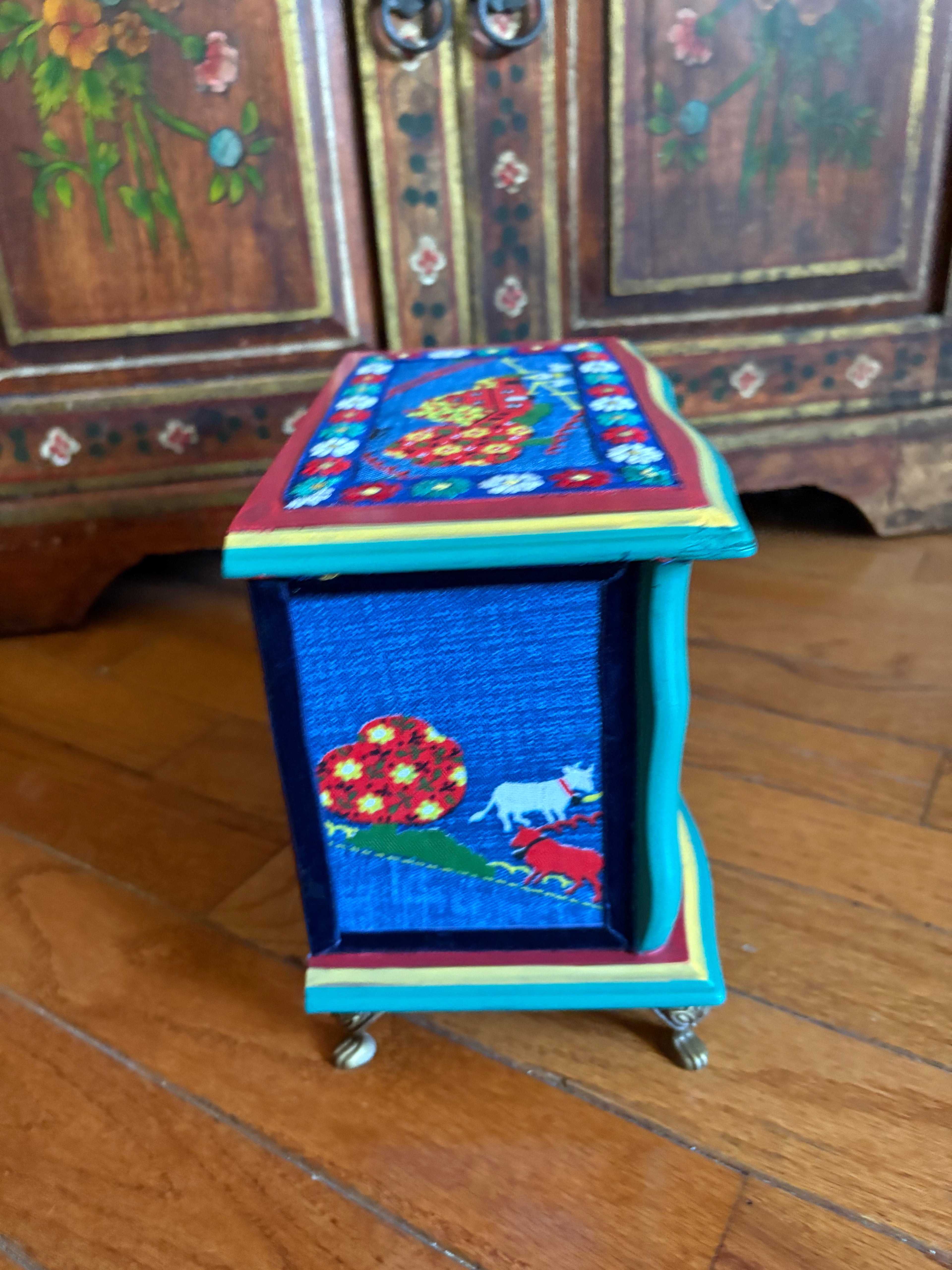 Friendly farm jewelry box
