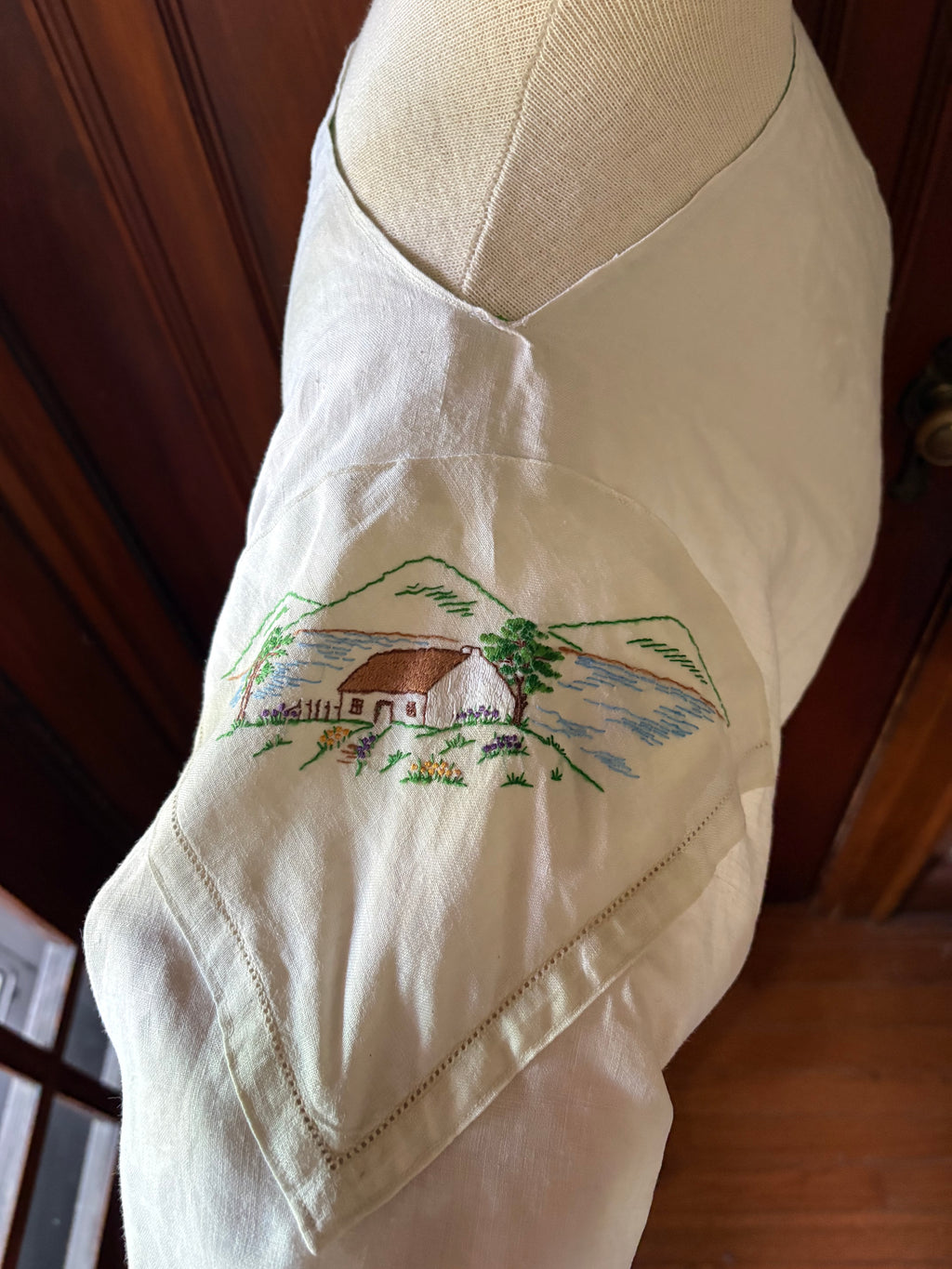 Linen clover embroidered crop shirt