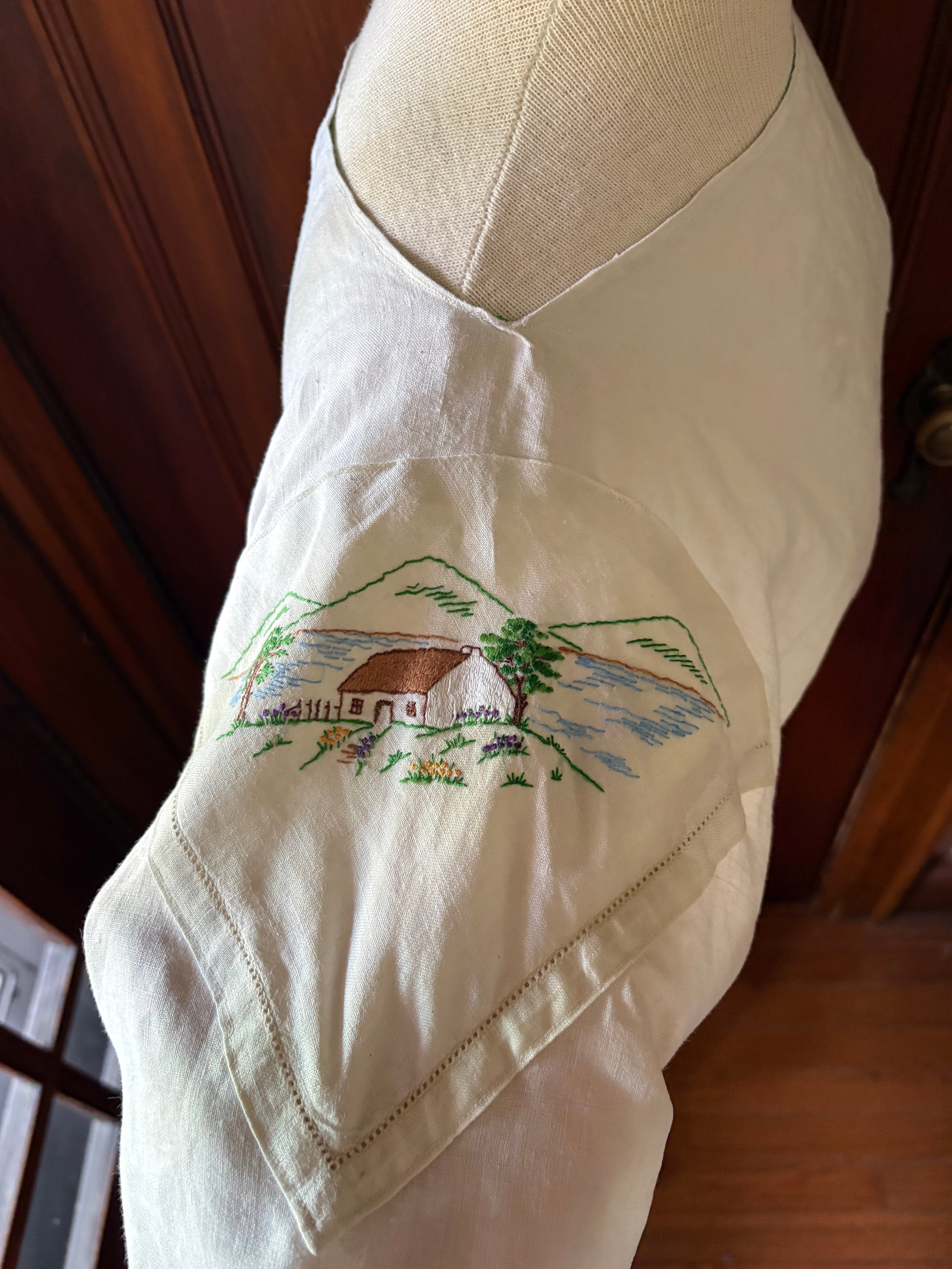 Linen clover embroidered crop shirt