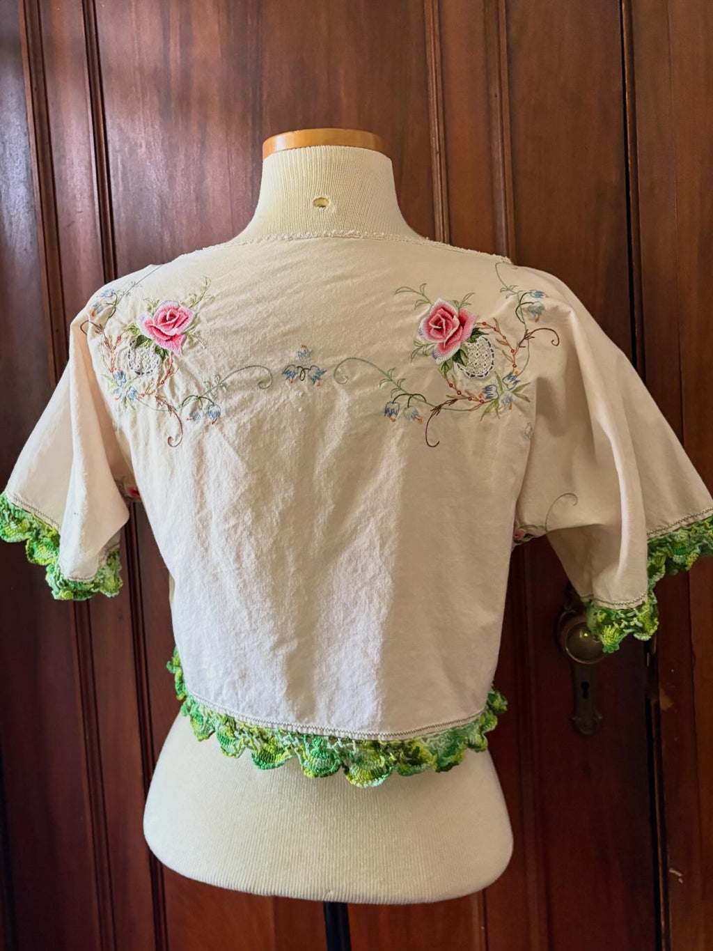 Flower embroidered crop shirt