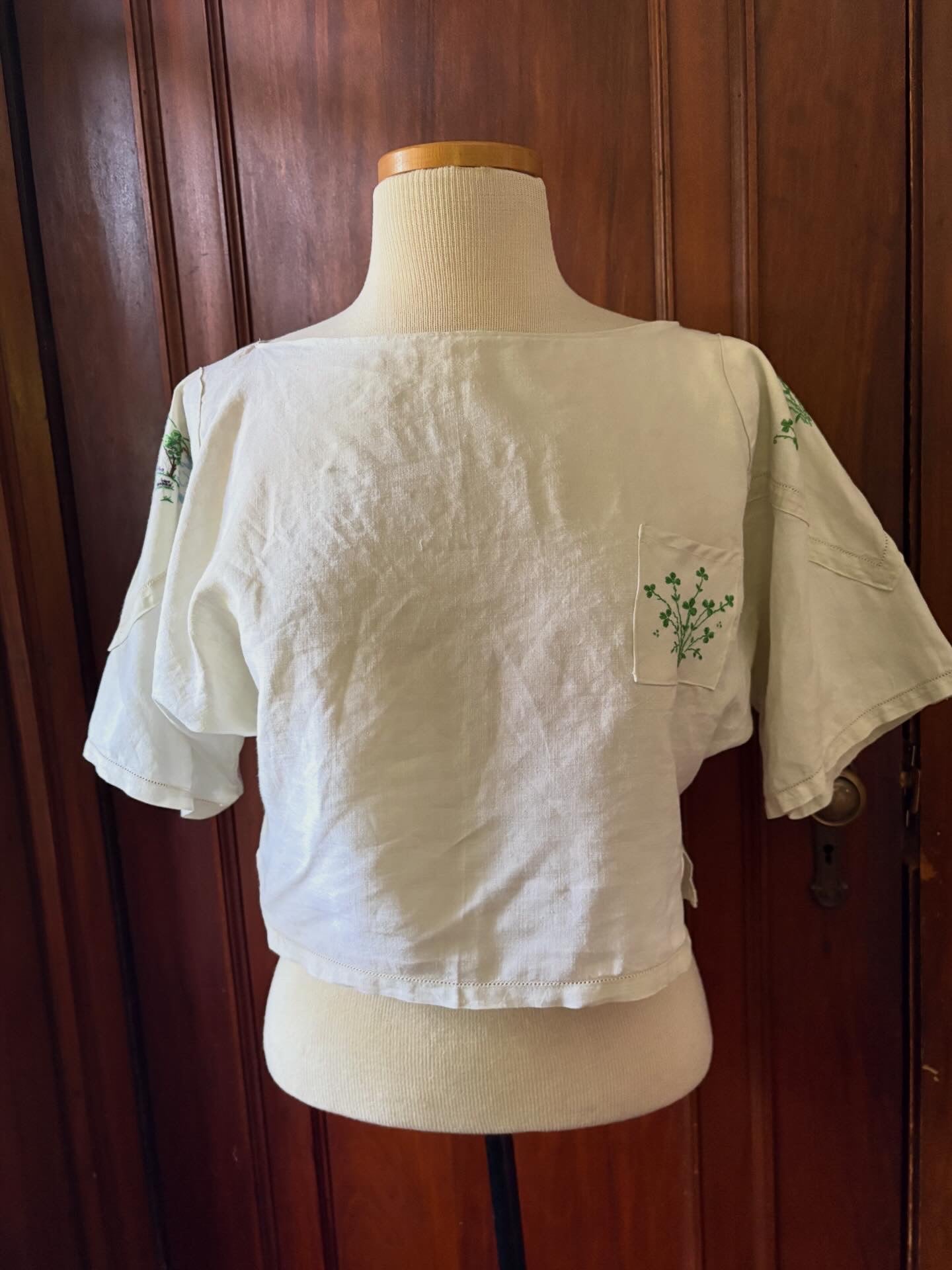 Linen clover embroidered crop shirt