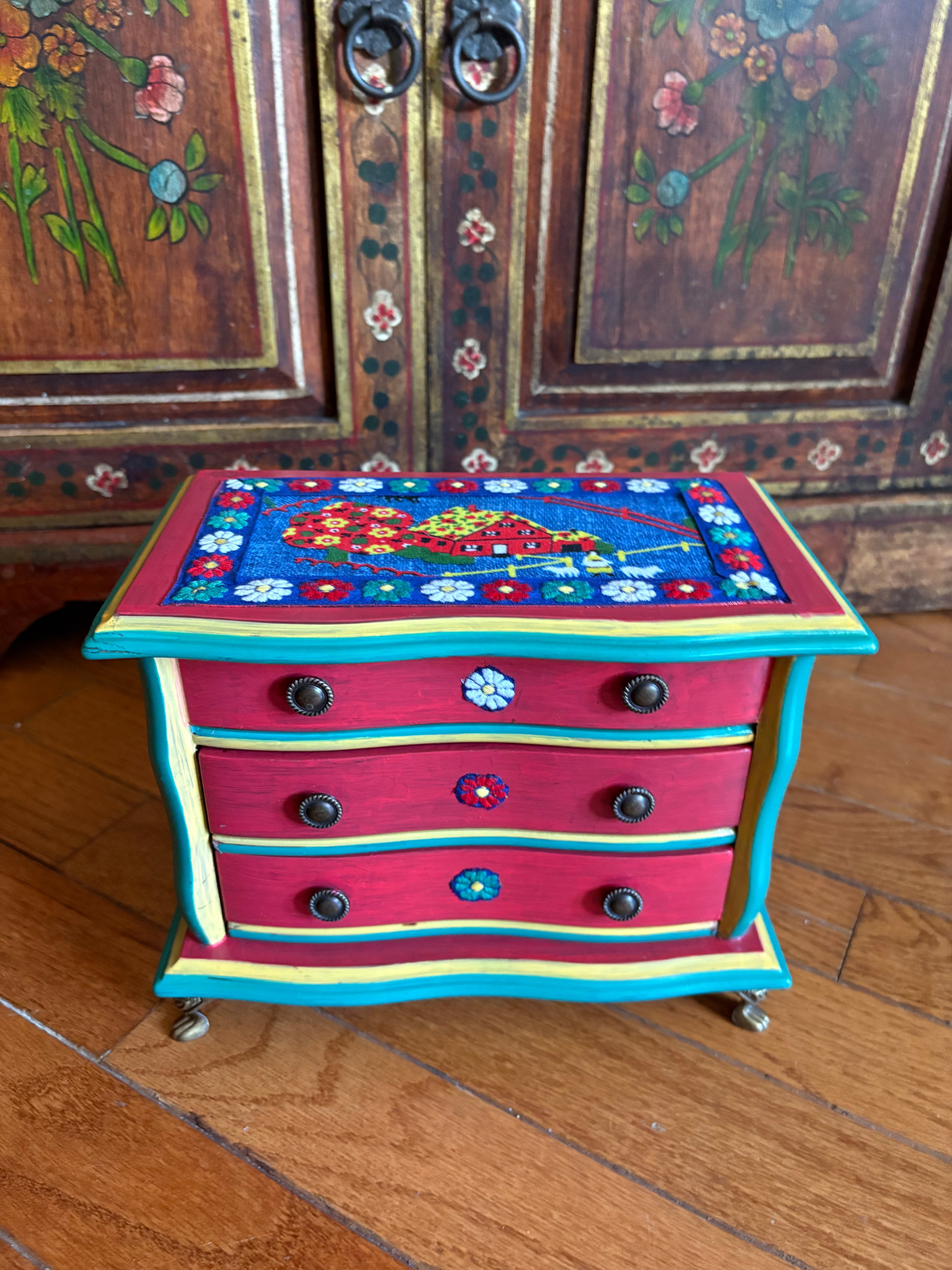 Friendly farm jewelry box
