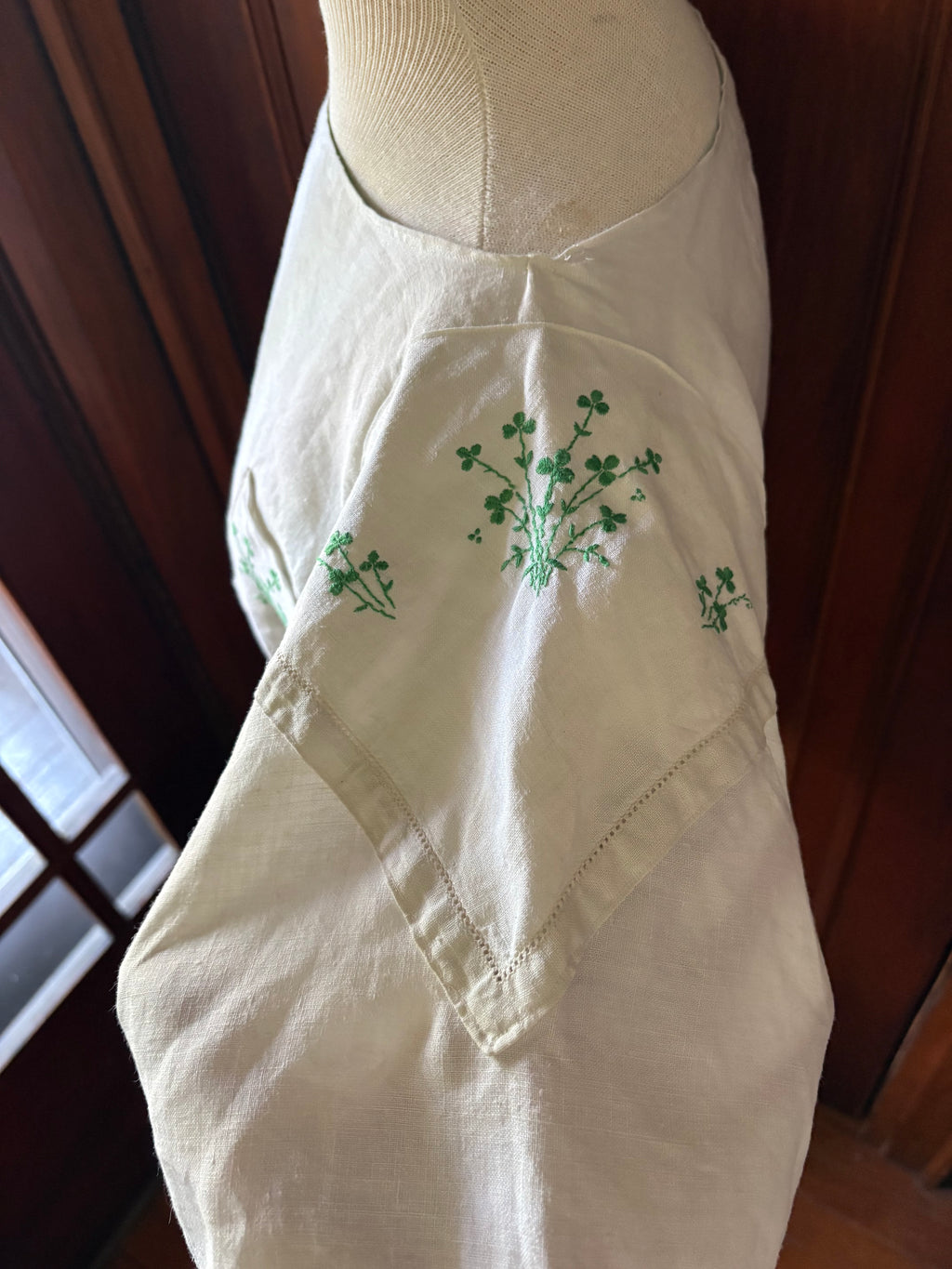 Linen clover embroidered crop shirt